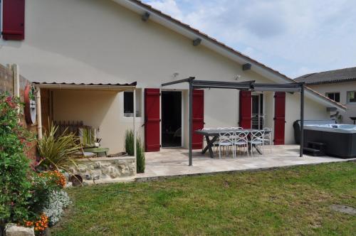 Gîte de Famille avec Jacuzzi, location longue ok (Gite de Famille avec Jacuzzi, location longue ok) in 納羅塞