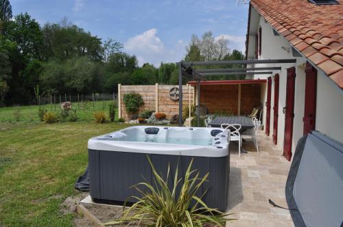Gîte de Famille avec Jacuzzi, location longue ok (Gite de Famille avec Jacuzzi, location longue ok) in 納羅塞