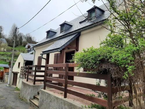 Maison de 2 chambres avec terrasse amenagee et wifi a Jezeau gîte à louer Jézeau