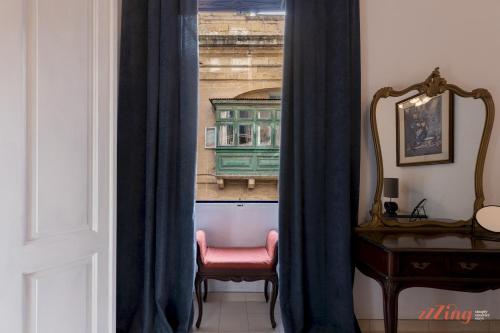 Historic Charm with a Classic Maltese Balcony, Valletta (photo 3)