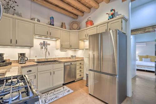 Spacious Railyard Bungalow with Private Patios! - image 2