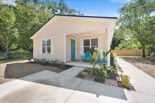 Exterior view, NEW Modern Bungalow Close to Downtown! Fully Fenced Yard in Other