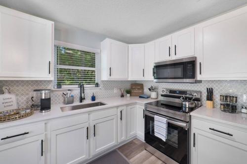 Facilities, NEW Modern Bungalow Close to Downtown! Fully Fenced Yard in Other