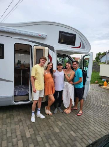 Lakóautó bérlés LUXUS Négy keréken (Lakoauto berles LUXUS Negy kereken) in Dunaszeg