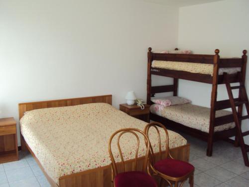 1 queen bed, 2 bunk beds
