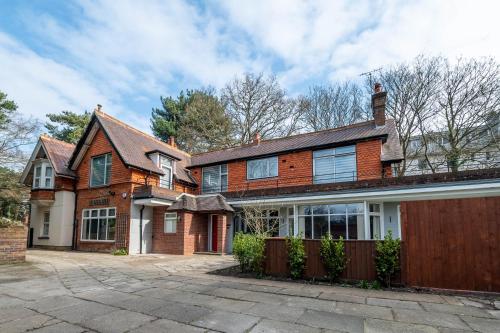 The Manor - Large Luxury Home In Bournemouth - Sleeps 12+