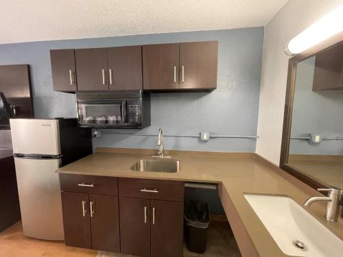 HomeTowne Studios by Red Roof Battle Creek