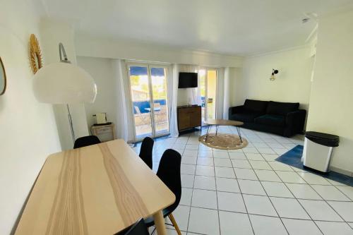 Joli deux pièces proche de la mer avec parking privé et piscine gîte à louer Juan-les-Pins