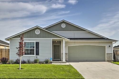 Spacious Family Home with Large Deck and Fire Pit!