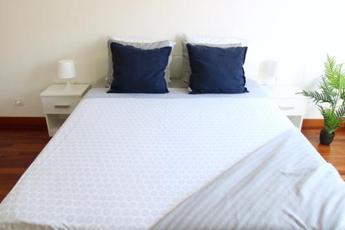 Cozy apartment with Free Parking & close to Lake