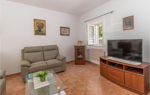 Awesome Home In Novi Vinodolski With 2 Bedrooms And Wifi
