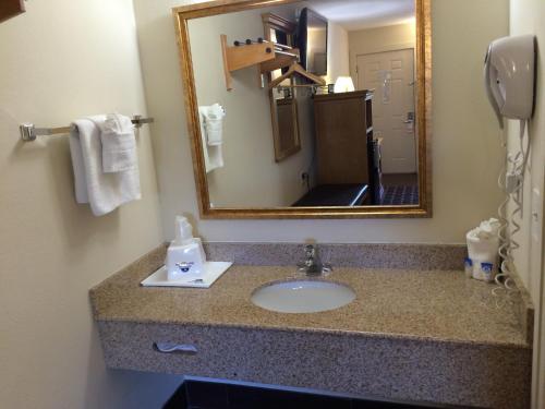 Americas Best Value Inn Near Downtown Nashville - image 3