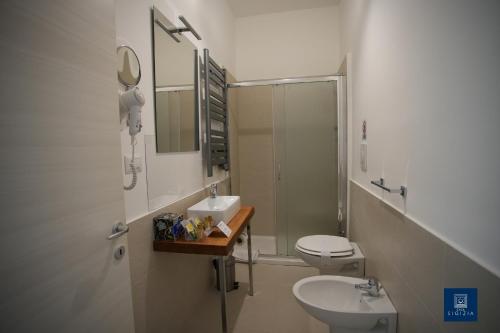 Double Room with Private Bathroom image 9