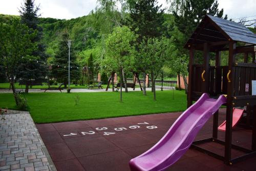 Spēļu laukums, Pensiunea Roua Muntilor in Sunksujusa