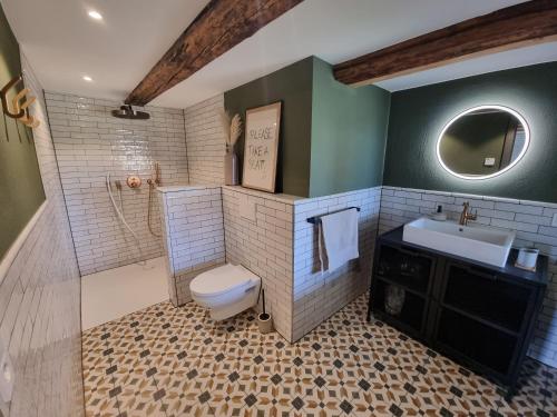 Zuhanyzó, Haus am Berg mit Wellnessbereich, Bar und Panorama in Buhlertal