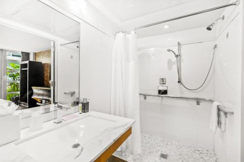 Deluxe King Room with Garden View image 4