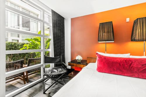 Deluxe King Room with Garden View image 2