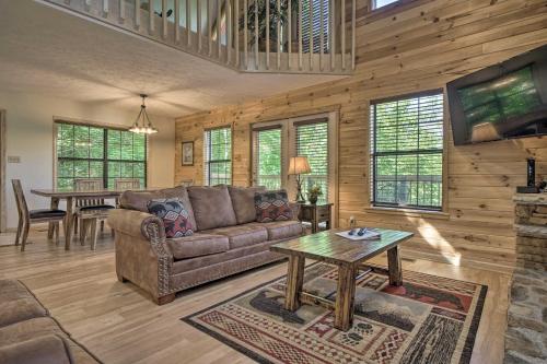 Rustic Pigeon Forge Home with Private Hot Tub! in Pigeon Forge, USA