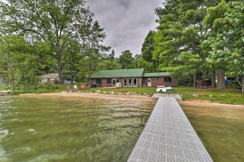 13 Mi to Downtown Quiet Lakefront Cottage in Traverse City, USA