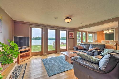 13 Mi to Downtown Quiet Lakefront Cottage in Traverse City, USA