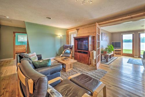 13 Mi to Downtown Quiet Lakefront Cottage in Traverse City, USA