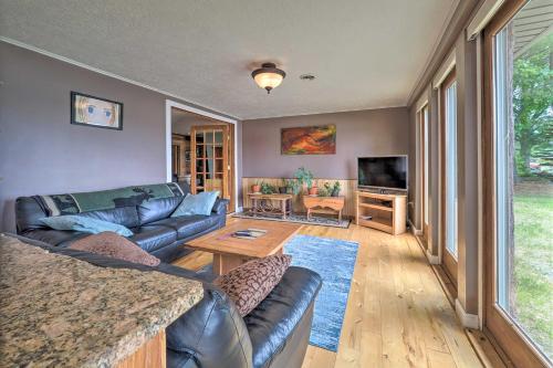 13 Mi to Downtown Quiet Lakefront Cottage in Traverse City, USA