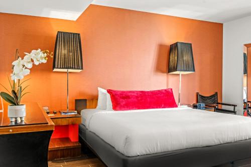Deluxe King Room image 3