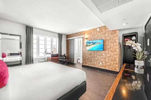 Deluxe King Room image 5