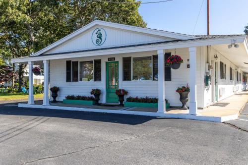 Falmouth Heights Motor Lodge - image 5