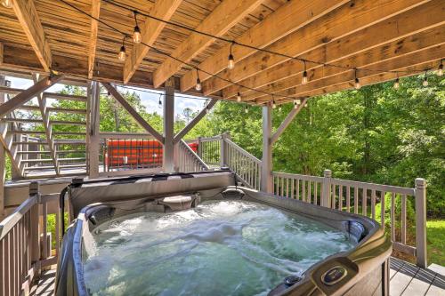 Peaceful Pisgah Mountain Getaway with Hot Tub!