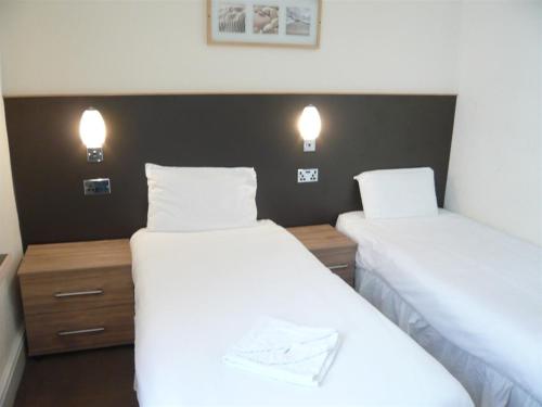 2 twin beds