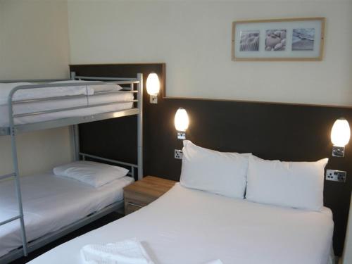 1 double bed, 1 bunk bed
