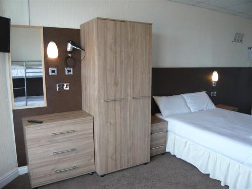 1 double bed, 2 bunk beds