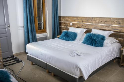 1 king bed, 1 twin bed