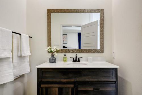 Family stay! Near Downtown, Coffee bar, King bed in San Antonio, USA