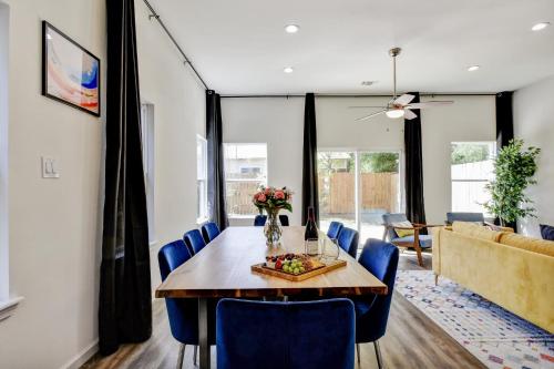 Family stay! Near Downtown, Coffee bar, King bed in San Antonio, USA