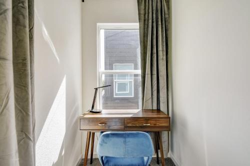 Family stay! Near Downtown, Coffee bar, King bed in San Antonio, USA