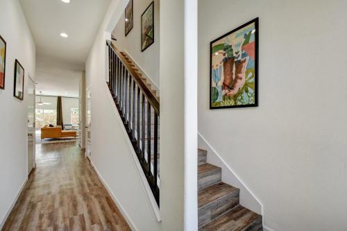 Family stay! Near Downtown, Coffee bar, King bed in San Antonio, USA