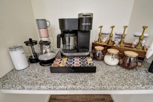 Family stay! Near Downtown, Coffee bar, King bed in San Antonio, USA