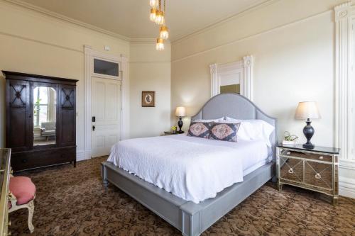 1 king bed, 2 twin beds