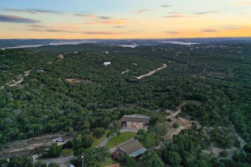 Hot Tub, Heated Infinity Pool, Perfect Hill Country Estate on 10 Acres in Jonestown, USA