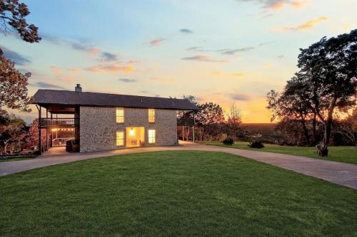 Hot Tub, Heated Infinity Pool, Perfect Hill Country Estate on 10 Acres in Jonestown, USA
