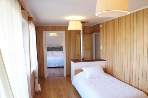2 bedrooms, 3 beds