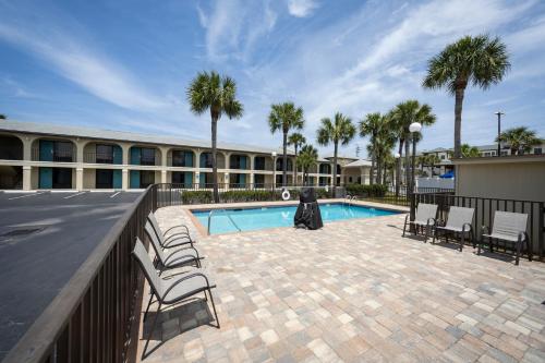 Super 8 by Wyndham St. Augustine Beach - image 10