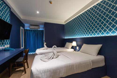 Deluxe Double or Twin Room image 9