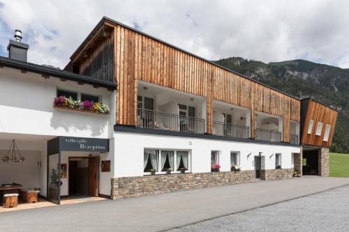  ArlBerglife Ferienresort in Pettneu am Arlberg