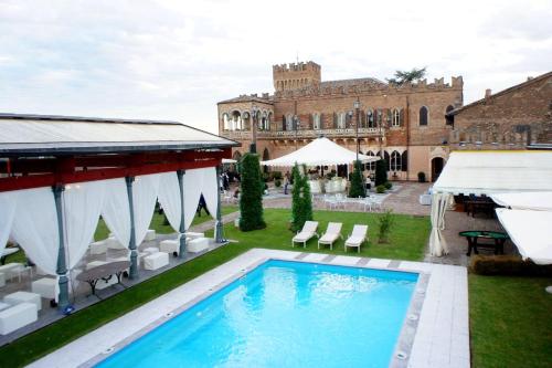 Peldbaseins, Castello Di Mornico Losana in Mornico Losana