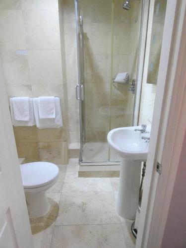 Twin Room image 7