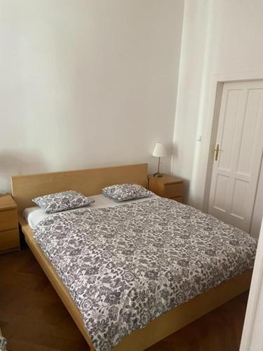 3 Bed Flat - Sleeps 10 - Pets - Smoking on terrace, Прага (фото 9)