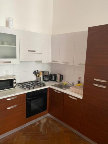3 Bed Flat - Sleeps 10 - Pets - Smoking on terrace, Прага (фото 3)